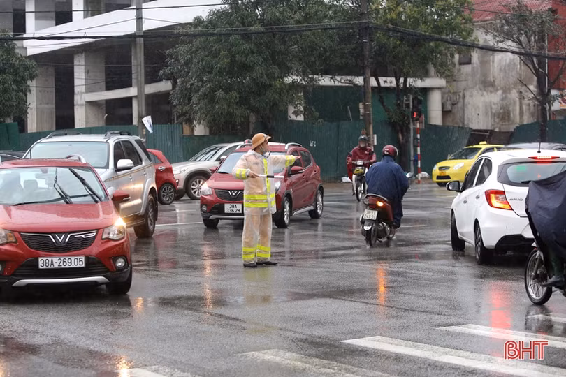 Gần 100 cán bộ, chiến sỹ Công an TP Hà Tĩnh dầm mưa điều tiết giao thông chiều 28 tết