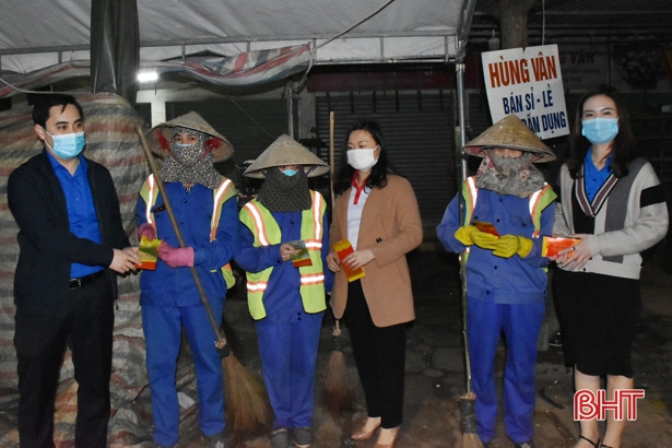 Tặng quà công nhân môi trường Hà Tĩnh đêm giao thừa Tân Sửu 2021