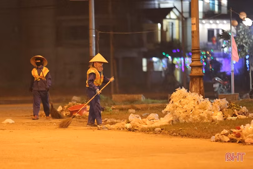 Giao thừa lặng lẽ của những người xuyên đêm dọn sạch phố phường