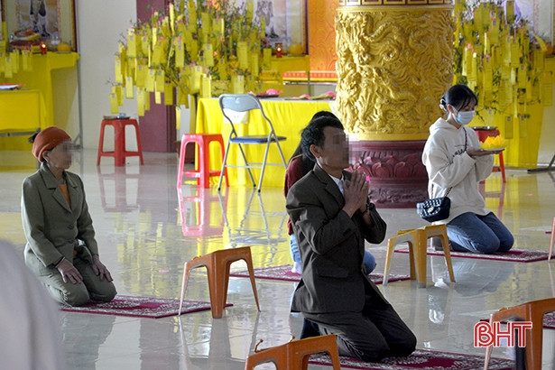 Đi lễ chùa Phổ Độ, nhiều người không đeo khẩu trang