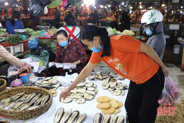 Thực phẩm ngày cận tết ở Hà Tĩnh: Hàng thịt tăng nhẹ, rau khá rẻ!