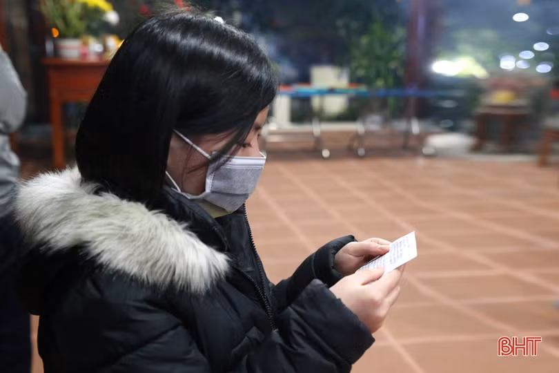 Người dân Thành Sen lễ chùa ngay sau giao thừa, không quên đeo khẩu trang phòng dịch