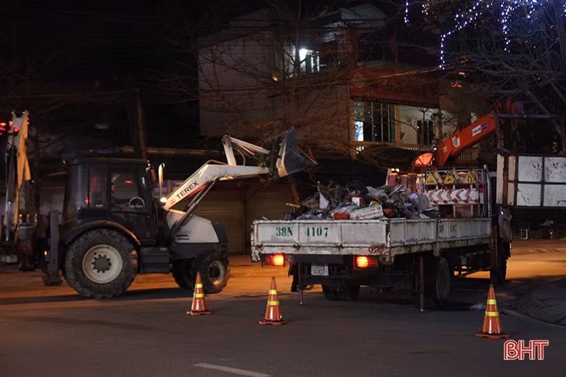 Giao thừa lặng lẽ của những người xuyên đêm dọn sạch phố phường