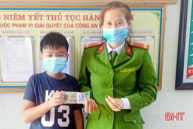 Nhặt được 1 triệu đồng, học sinh lớp 4 nhờ công an tìm người trả lại