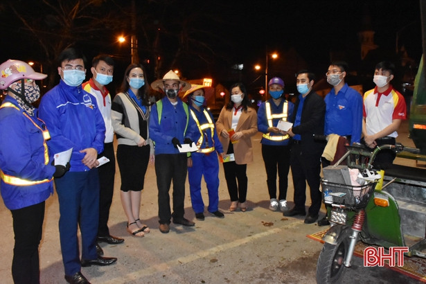 Tặng quà công nhân môi trường Hà Tĩnh đêm giao thừa Tân Sửu 2021