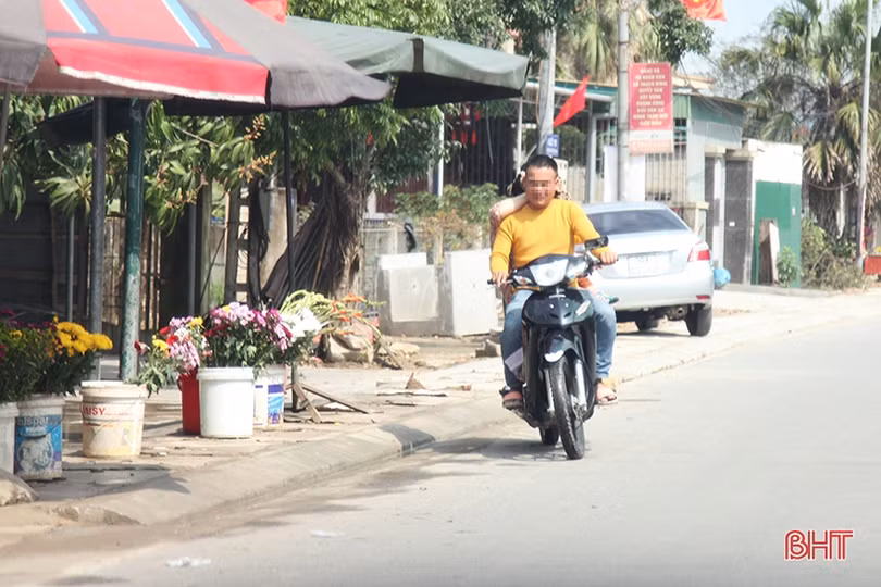 Nhiều người dân TP Hà Tĩnh “quên” đội mũ bảo hiểm khi ra đường ngày tết