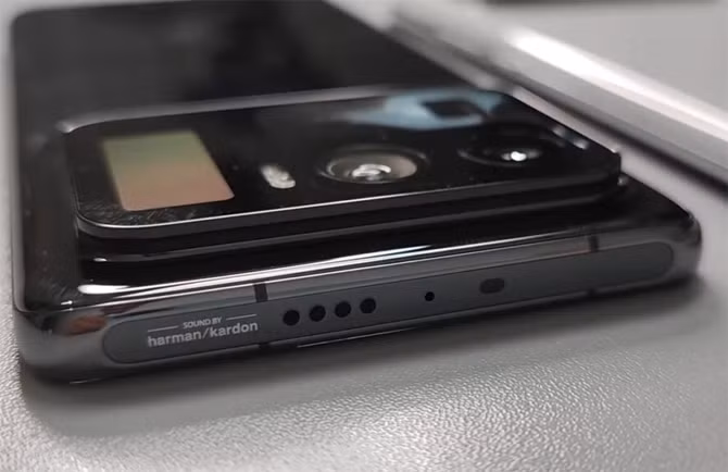 Điện thoại có màn hình phụ cạnh camera