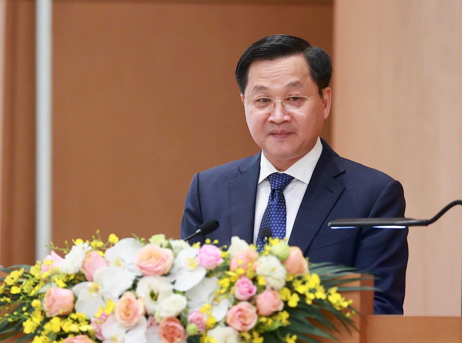 Phó Thủ tướng Chính phủ Lê Minh Khái trình bày báo cáo về các dự thảo Nghị quyết của Chính phủ về nhiệm vụ, giải pháp chủ yếu thực hiện kế hoạch phát triển kinh tế-xã hội, Dự toán ngân sách nhà nước năm 2022, cải thiện môi trường kinh doanh, nâng cao năng lực cạnh tranh quốc gia năm 2022. Ảnh: VGP/Nhật Bắc Hội nghị Chính phủ với các địa phương triển khai nhiệm vụ năm 2022