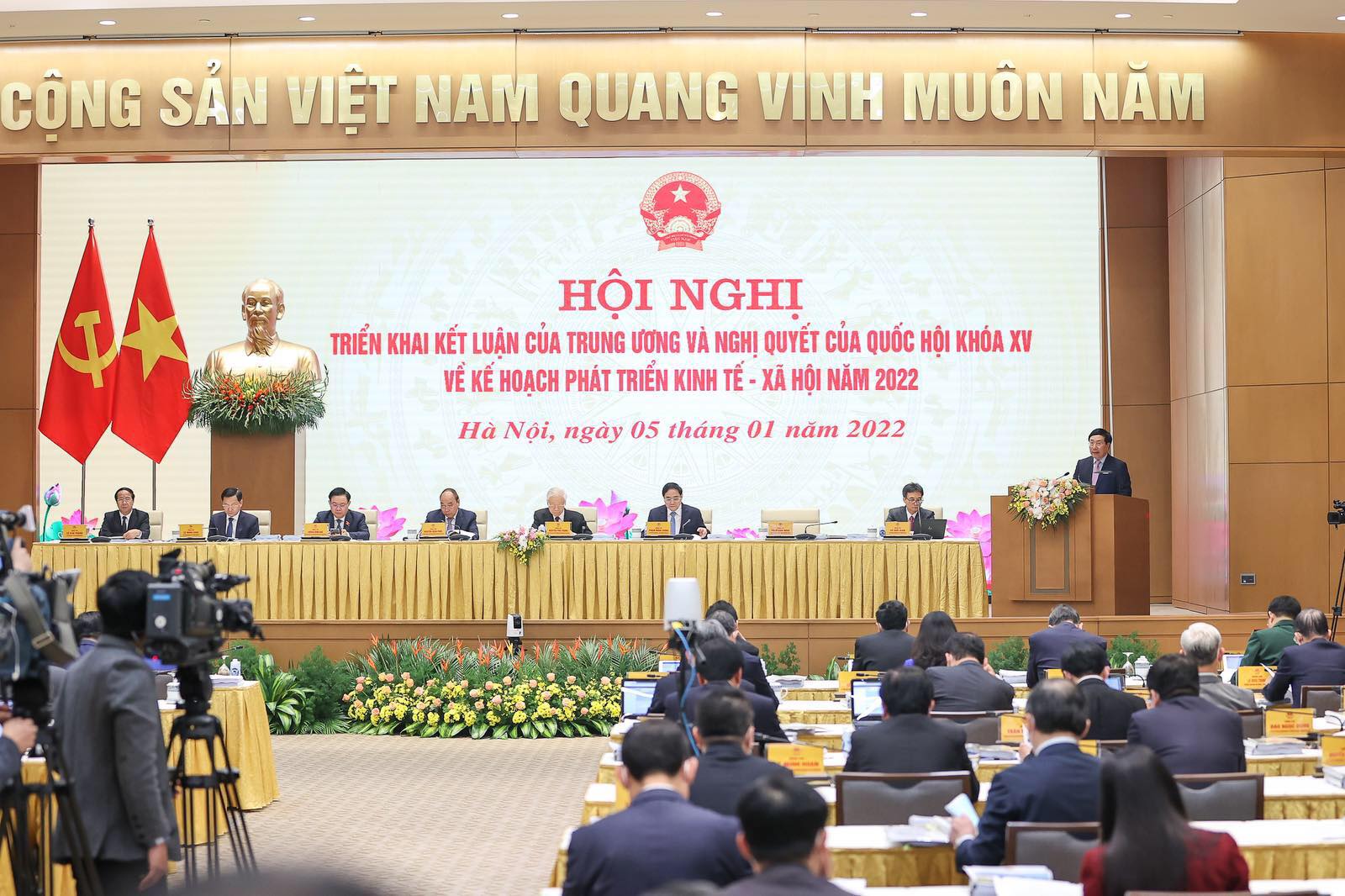 Phó Thủ tướng Thường trực Chính phủ Phạm Bình Minh trình bày báo cáo về công tác chỉ đạo, điều hành và kết quả thực hiện kế hoạch phát triển kinh tế-xã hội năm 2021; phương hướng, nhiệm vụ năm 2022. Ảnh: VGP/Nhật Bắc Hội nghị Chính phủ với các địa phương triển khai nhiệm vụ năm 2022