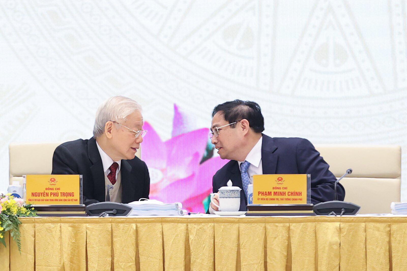 Tổng Bí thư Nguyễn Phú Trọng trao đổi cùng Thủ tướng Phạm Minh Chính tại hội nghị. Ảnh: VGP/Nhật Bắc Hội nghị Chính phủ với các địa phương triển khai nhiệm vụ năm 2022