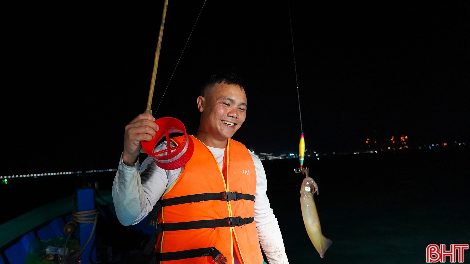 Theo ánh mực giữa trùng khơi