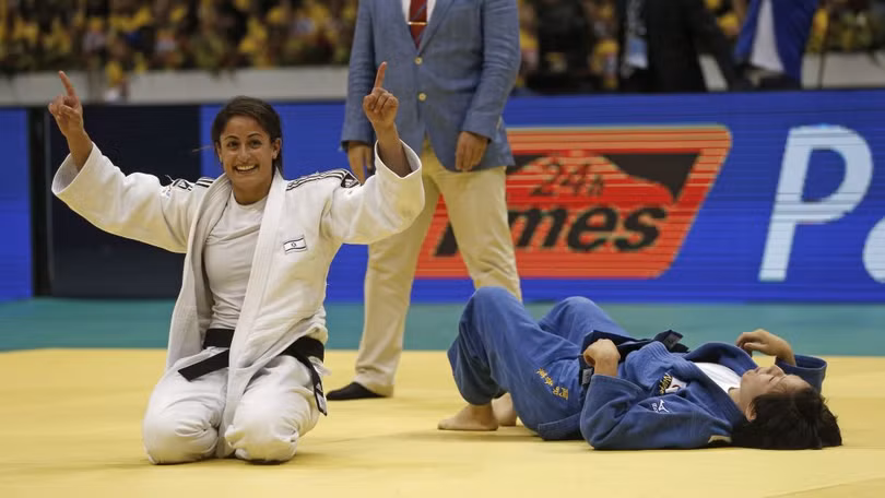 van dong vien israel ban dau gia huy chuong olympic giup tre em ung thu