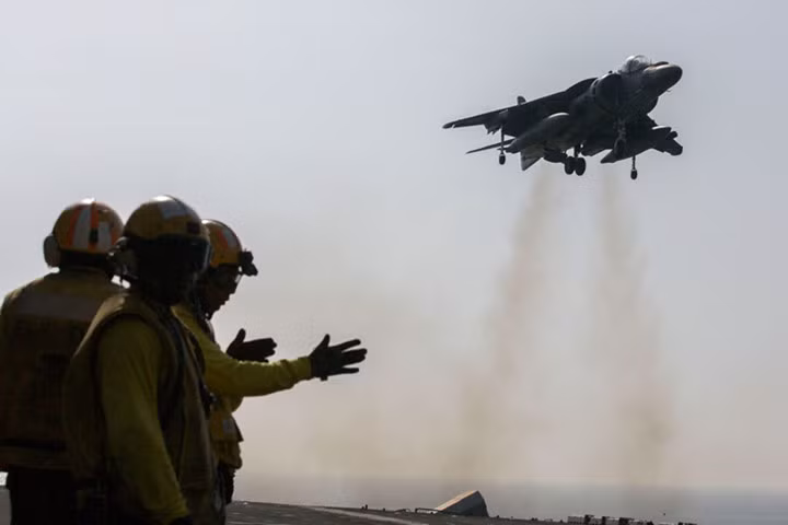 anh dep ve may bay cuong kich av 8b harrier ii lo lung tren khong