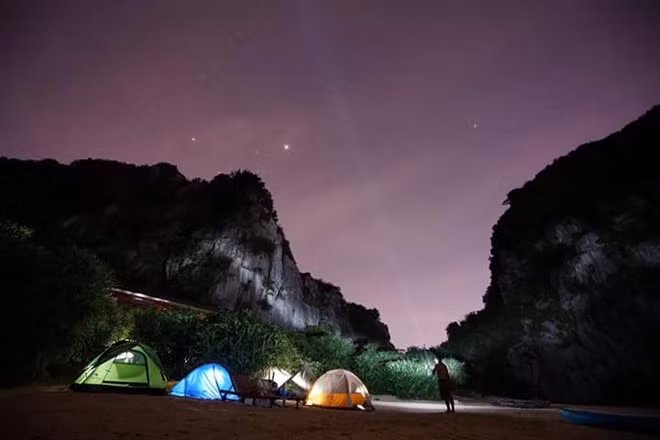 Đảo Mắt Rồng bao quanh là dãy núi đá vôi, hòn đảo có diện tích khoảng 30 ha. Ảnh: Trần Trung Kiên. 6 bai bien moi noi nen kham pha ngay