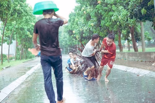 nhung thu vui ba dao cua sinh vien ngay mua bao