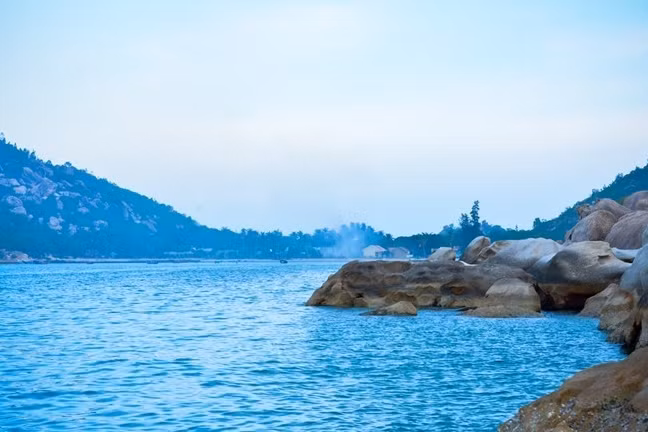 Những bãi đá nhiều hình dáng ở đảo Bình Ba. Ảnh: Tuấn Vũ. nhung hon dao dep de ban kham pha dip nghi le 2 9