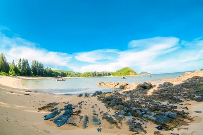 Những bãi cát trắng mịn cứ níu lấy bước chân những người đến đây. Ảnh: Cuongkim. 6 bai bien moi noi nen kham pha ngay
