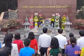 Đông đảo cán bộ, Nhân dân dâng hương tri ân Tổng Bí thư Trần Phú 