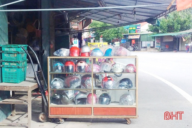 Chiếm lòng đường quốc lộ để... kinh doanh!