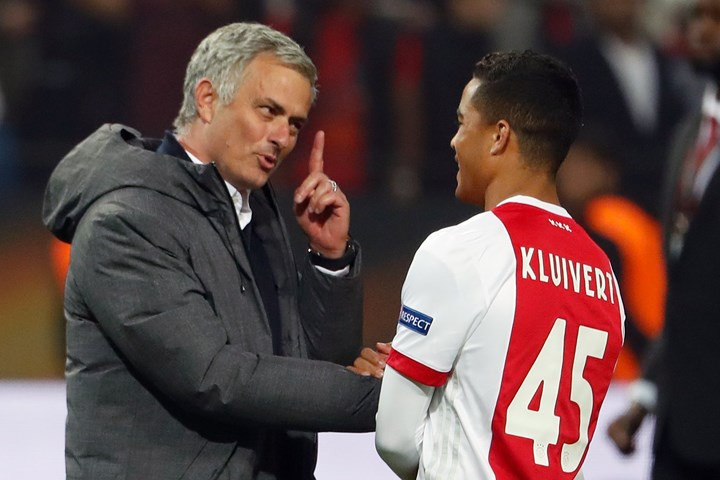 mu bị as roma MU bị AS Roma “nẫng tay trên” con trai huyền thoại Kluivert