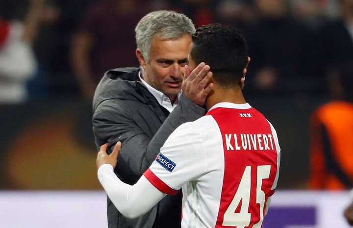 mu bị as roma MU bị AS Roma “nẫng tay trên” con trai huyền thoại Kluivert