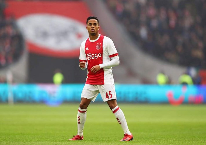 mu bị as roma MU bị AS Roma “nẫng tay trên” con trai huyền thoại Kluivert