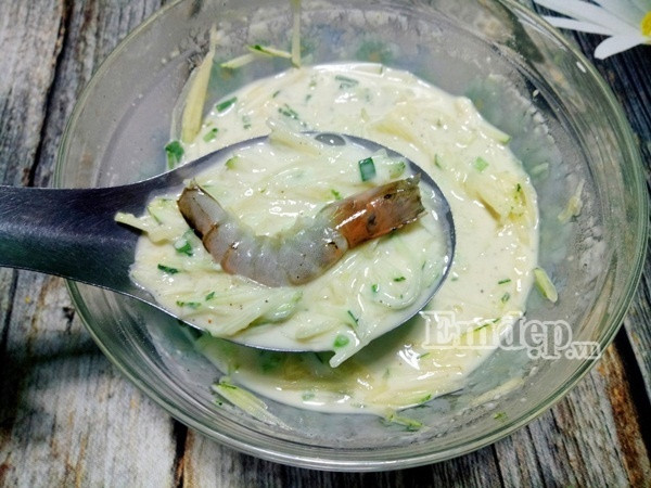 Làm bánh tôm chiên giòn ăn thật “đã” cho ngày cuối tuần