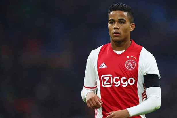 MU bị AS Roma “nẫng tay trên” con trai huyền thoại Kluivert