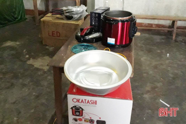 Tạm giữ nhóm người lừa bán đồ điện không rõ nguồn gốc với giá “cắt cổ”