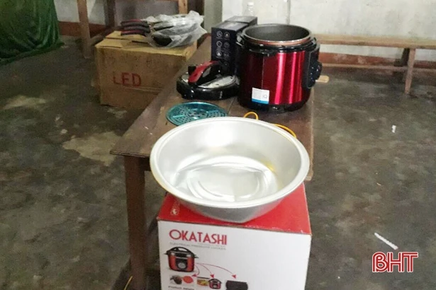 Tạm giữ nhóm người lừa bán đồ điện không rõ nguồn gốc với giá “cắt cổ”