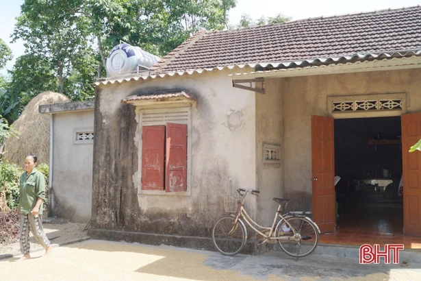 Bi đát cảnh người mẹ bán tóc chăm đứa con nuôi tật nguyền