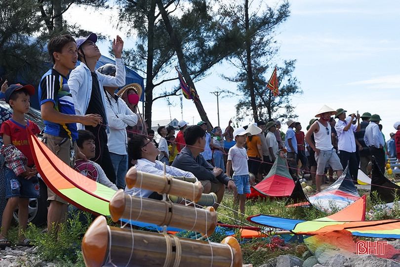 Tranh tài thả diều sáo mừng Lễ hội đền Chiêu Trưng Đại vương