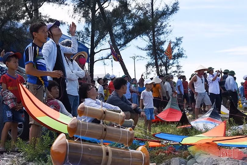 Tranh tài thả diều sáo mừng Lễ hội đền Chiêu Trưng Đại vương