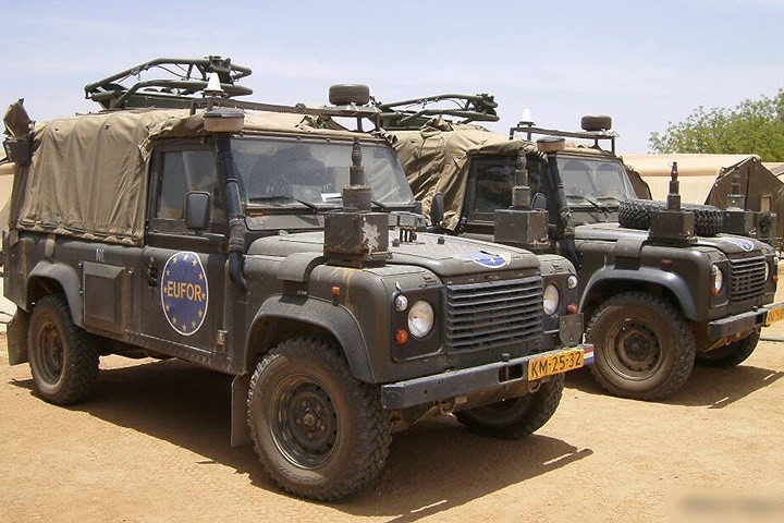 Xe địa hình quân sự lợi hại Land Rover Defender của Anh Quốc