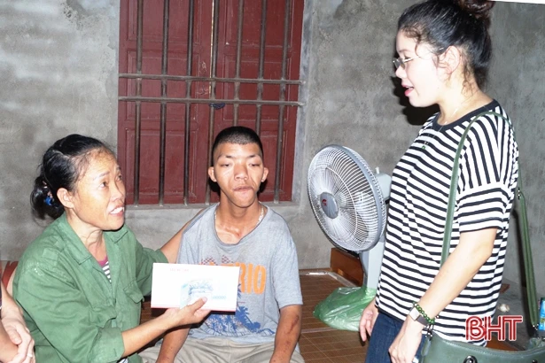 Bi đát cảnh người mẹ bán tóc chăm đứa con nuôi tật nguyền