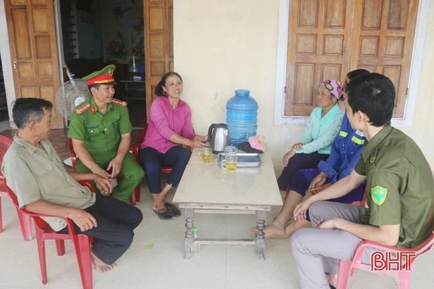 Tạm giữ nhóm người lừa bán đồ điện không rõ nguồn gốc với giá “cắt cổ”