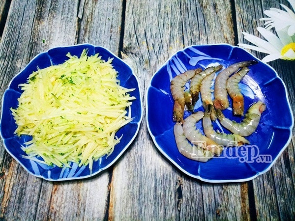 Làm bánh tôm chiên giòn ăn thật “đã” cho ngày cuối tuần