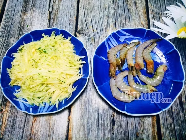 Làm bánh tôm chiên giòn ăn thật “đã” cho ngày cuối tuần