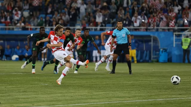 Đại bàng hóa chim sẻ, Croatia bắn hạ Nigeria