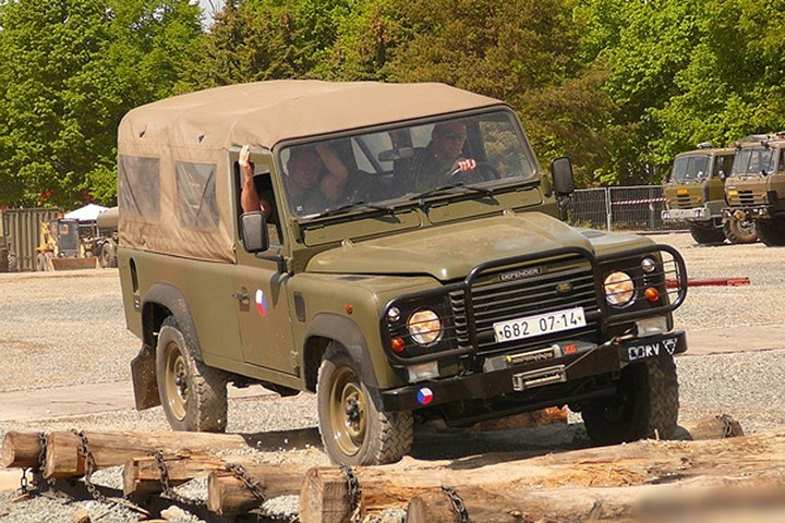 Xe địa hình quân sự lợi hại Land Rover Defender của Anh Quốc