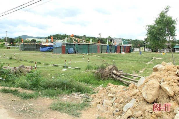 Những sân vận động “biến hình” ở Hương Sơn