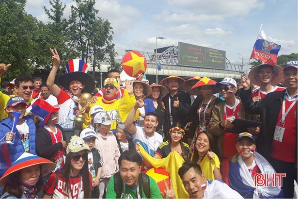 Cùng người hâm mộ Hà Tĩnh “check-in” xứ Bạch Dương xem World Cup