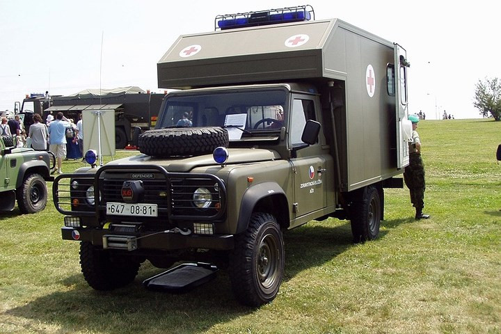 Xe địa hình quân sự lợi hại Land Rover Defender của Anh Quốc