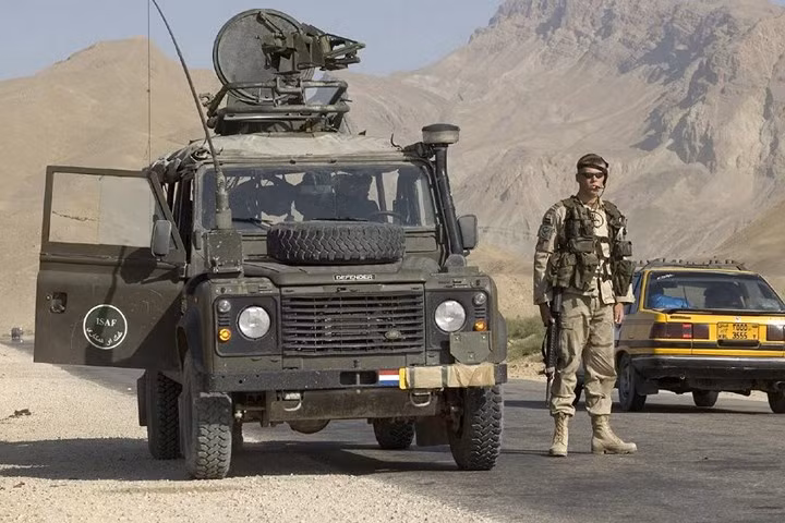 Xe địa hình quân sự lợi hại Land Rover Defender của Anh Quốc