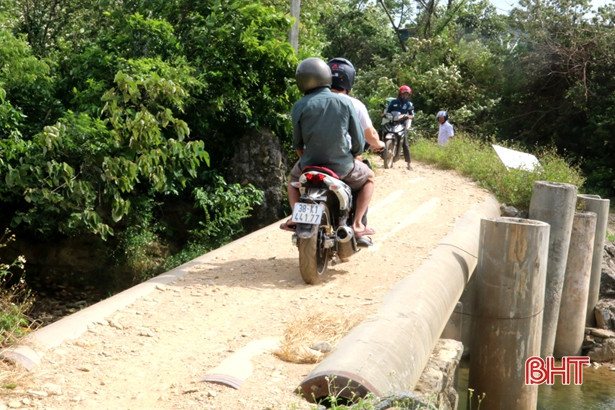 “Liều mình” qua cầu tạm làm bằng cọc nhồi bê tông