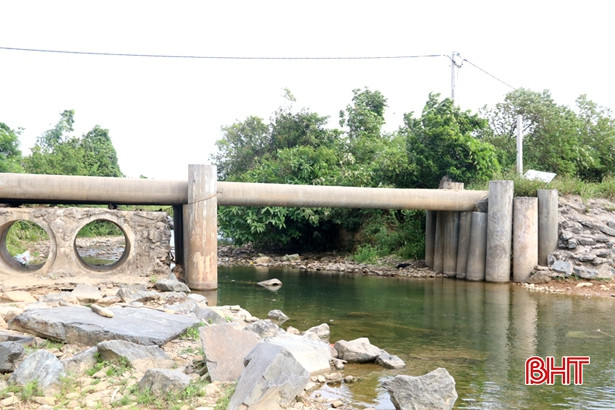 “Liều mình” qua cầu tạm làm bằng cọc nhồi bê tông