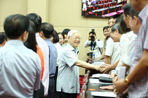 Tổng bí thư Nguyễn Phú Trọng trò chuyện với cử tri quận Thanh Xuân, Hà Đông. Ảnh: Hoàng Phong. Tổng Bí thư Nguyễn Phú Trọng: “Sự thật đã bị xuyên tạc, lòng yêu nước bị lợi dụng”