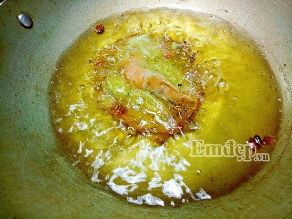 Làm bánh tôm chiên giòn ăn thật “đã” cho ngày cuối tuần