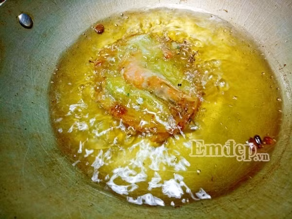 Làm bánh tôm chiên giòn ăn thật “đã” cho ngày cuối tuần