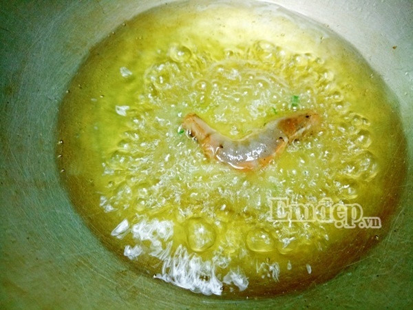 Làm bánh tôm chiên giòn ăn thật “đã” cho ngày cuối tuần